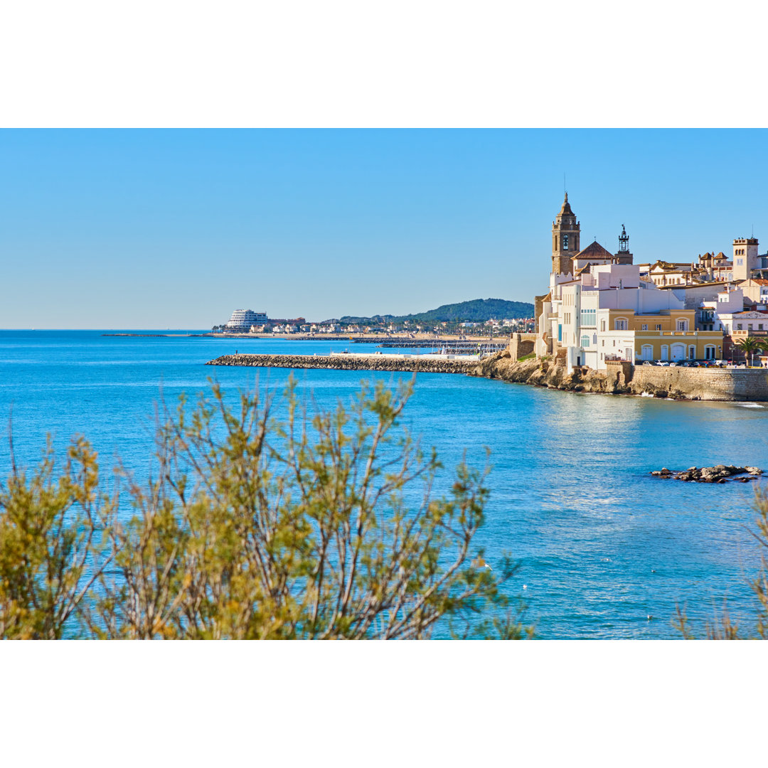 Sitges sieht einen sonnigen Tag