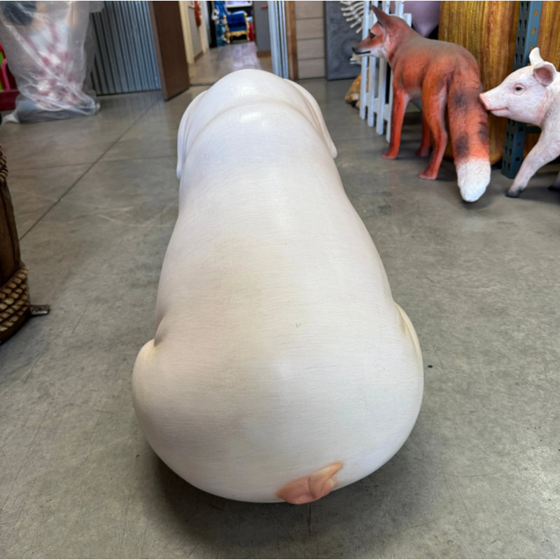 Statue de cochon assis assis