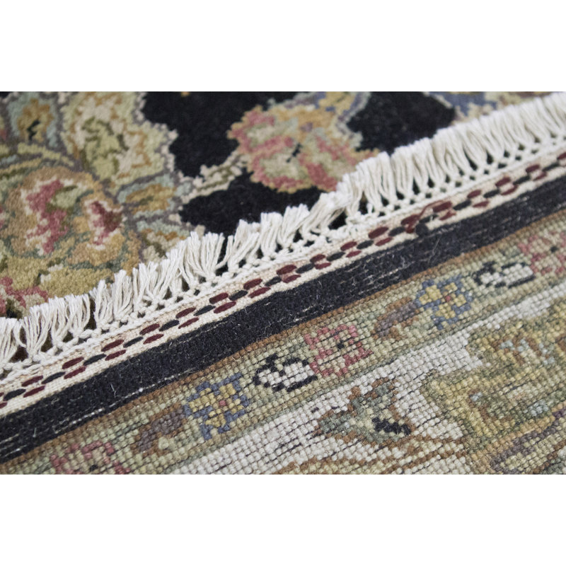 Tapis noir et ivoire de haute qualité noué à la main
