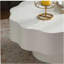 Table basse festonnée blanche: forme unique à bord ondulé, pièce centrale élégante pour les espaces élégants.