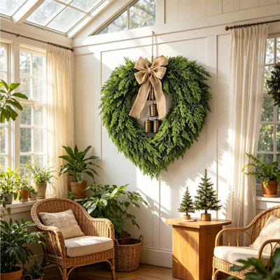 Couronne de Noël en cèdre artificiel de 21,5 pouces en forme de cœur avec nœud en toile de jute et clochettes en bronze, lumières DEL chaudes pré-éclairées, à piles (non incluse), couronne de Noël pour la maison de campagne