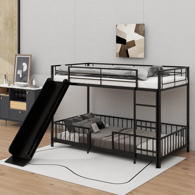 Un lit superposé simple en métal avec une glissade excitante et des barrières de sécurité, Noir, noir, noir, noir