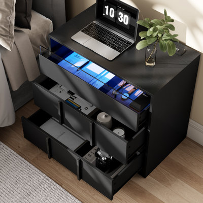 Table de chevet moderne de 27,6 po de largeur avec lumières DEL et station de charge, table de chevet cannelée avec tiroir supérieur en verre, table de bout sans poignée pour la chambre à coucher, noir