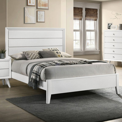 Très grand lit contemporain blanc avec structure de lit en bois massif à texture ondulée, coin, pieds en angle, tête de lit à panneau de fondation