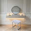 Tabouret de coiffeuse minimaliste moderne en fausse fourrure blanche avec structure en métal chromé et miroir rond haute définition