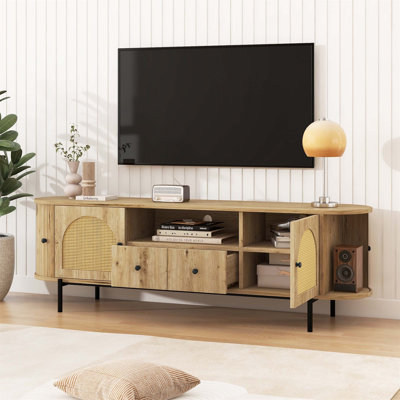 Meuble télé de style américain avec portes arquées en rotin, tiroirs, rangement dissimulé, pieds en acier et coins arrondis