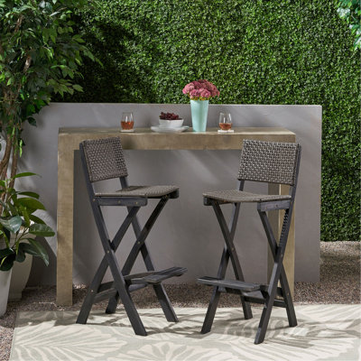 Tabourets de bar pliants d'extérieur 41,75 po en bois d'acacia avec dossier et siège en rotin PE, finition gris foncé (ensemble de 2)