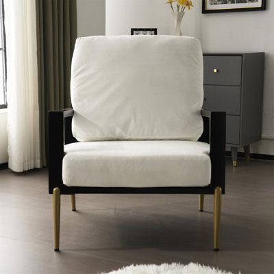 Chaise longue contemporaine blanche avec siège large et pieds en métal dorés élégants
