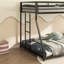 Lit simple superposé au dessus d'un lit double en métal-304468789