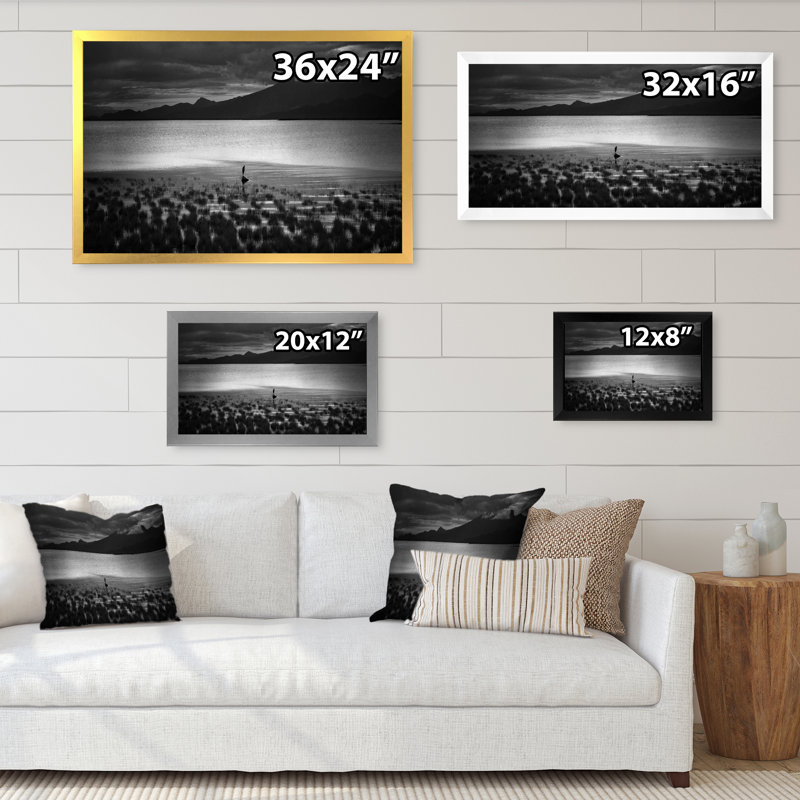Héron dans un magnifique lac noir et blanc - décoration murale nautique et côtière en toile, H 24 po x l 36 po x P 1 po