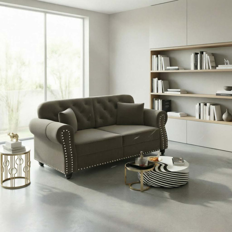 Canapé Chesterfield de 63 po en velours avec garniture cloutée et accoudoirs roulés, canapé de style Mid-Century moderne capitonné avec boutons, brun