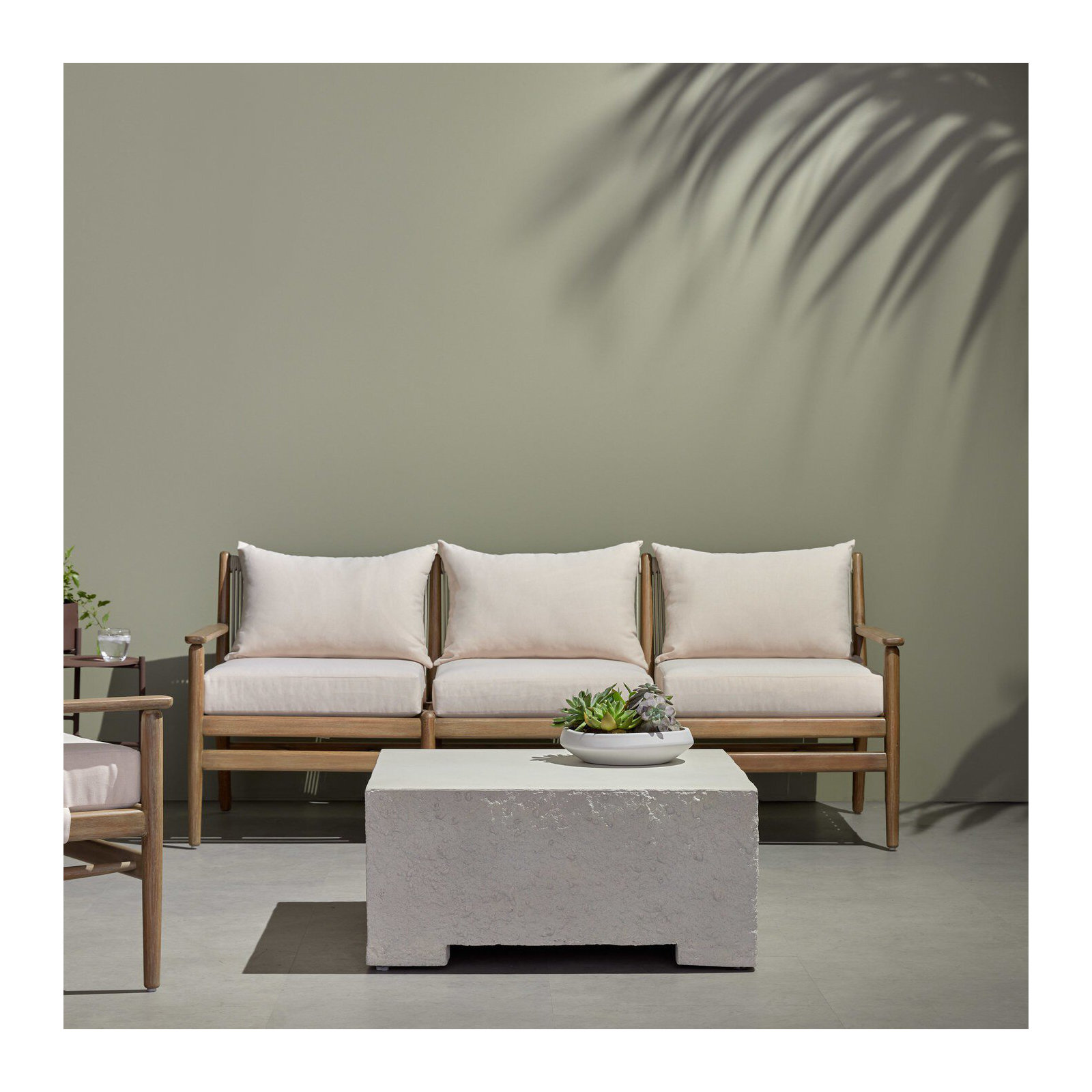 Yvonne 30'' Concrete Outdoor Coffee Table