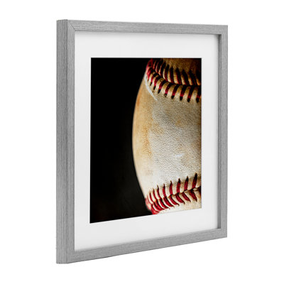 Baseball gros plan sur reproduction encadrée sous verre, conception de Kim Allen