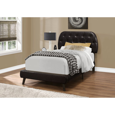 Lit rembourré pour adolescent, lit simple: aspect cuir brun et lit en bois avec pieds tendance