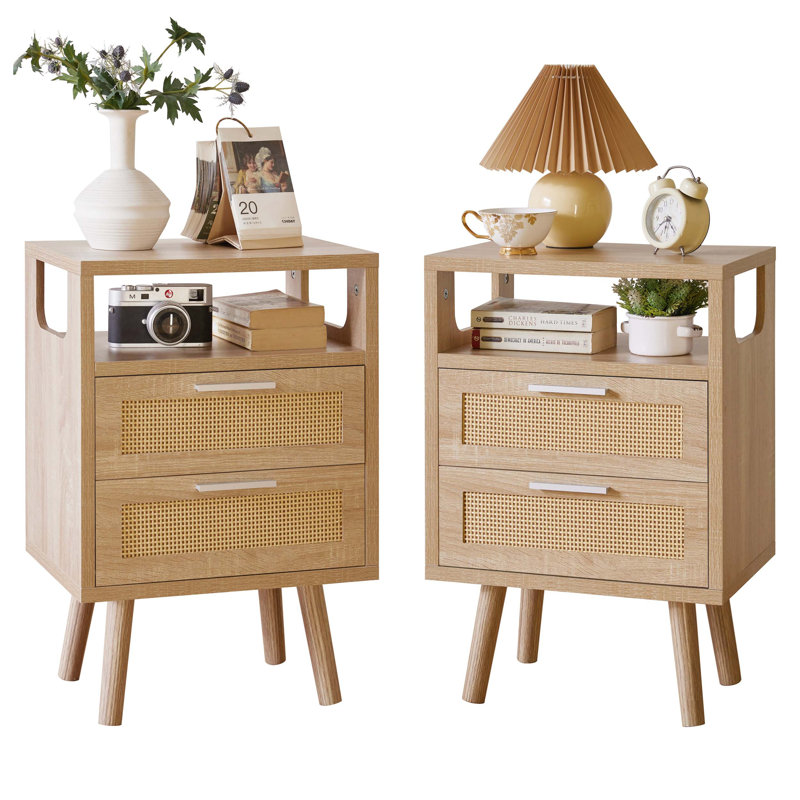Ensemble de 2 tables de chevet modernes avec 2 tiroirs chacune, finition en bois naturel, poignées dorées et rangement coulissant pour l'organisation de la chambre à coucher.