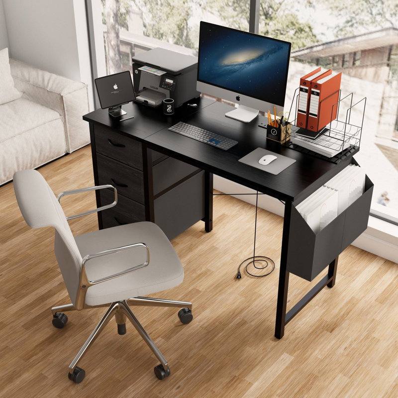 Bureau de 47,3 po avec bloc d'alimentation et 3 tiroirs en tissu. Grande poche latérale. Table d'écriture rectangulaire noire moderne pour le bureau. Structure en métal renforcé, patins réglables. Facile à assembler