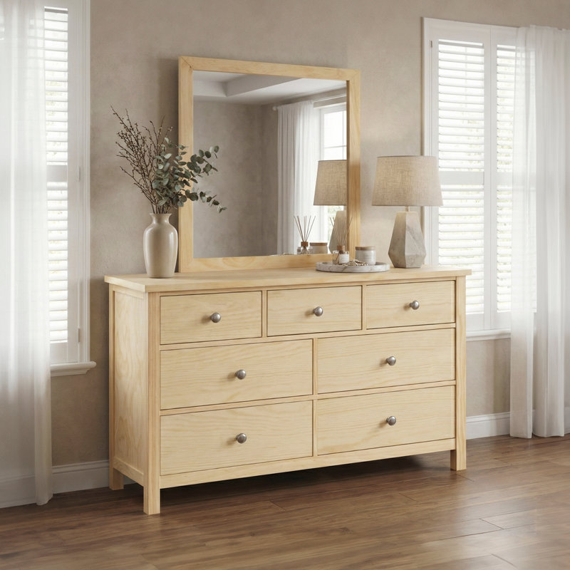 Commode en bois brun de style transitionnel, fini pin naturel, 137 x 43 x 81 cm, avec tiroirs spacieux et construction robuste.