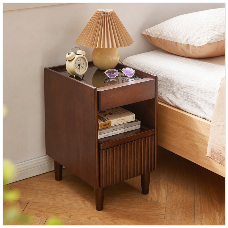 Table de chevet en bois robuste avec 1 tiroir et tablettes ouvertes pour un rangement compact et une décoration moderne