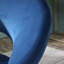 Luxueux fauteuil d'appoint rembourré avec base robuste, offrant confort et style pour des moments de détente à la maison.-1612115479
