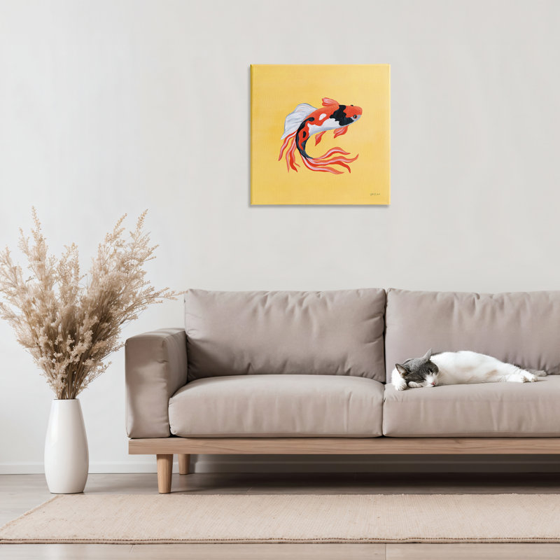 Koi coloré sur toile jaune, design par Yvette St. Amant, H 17 po x l 17 po