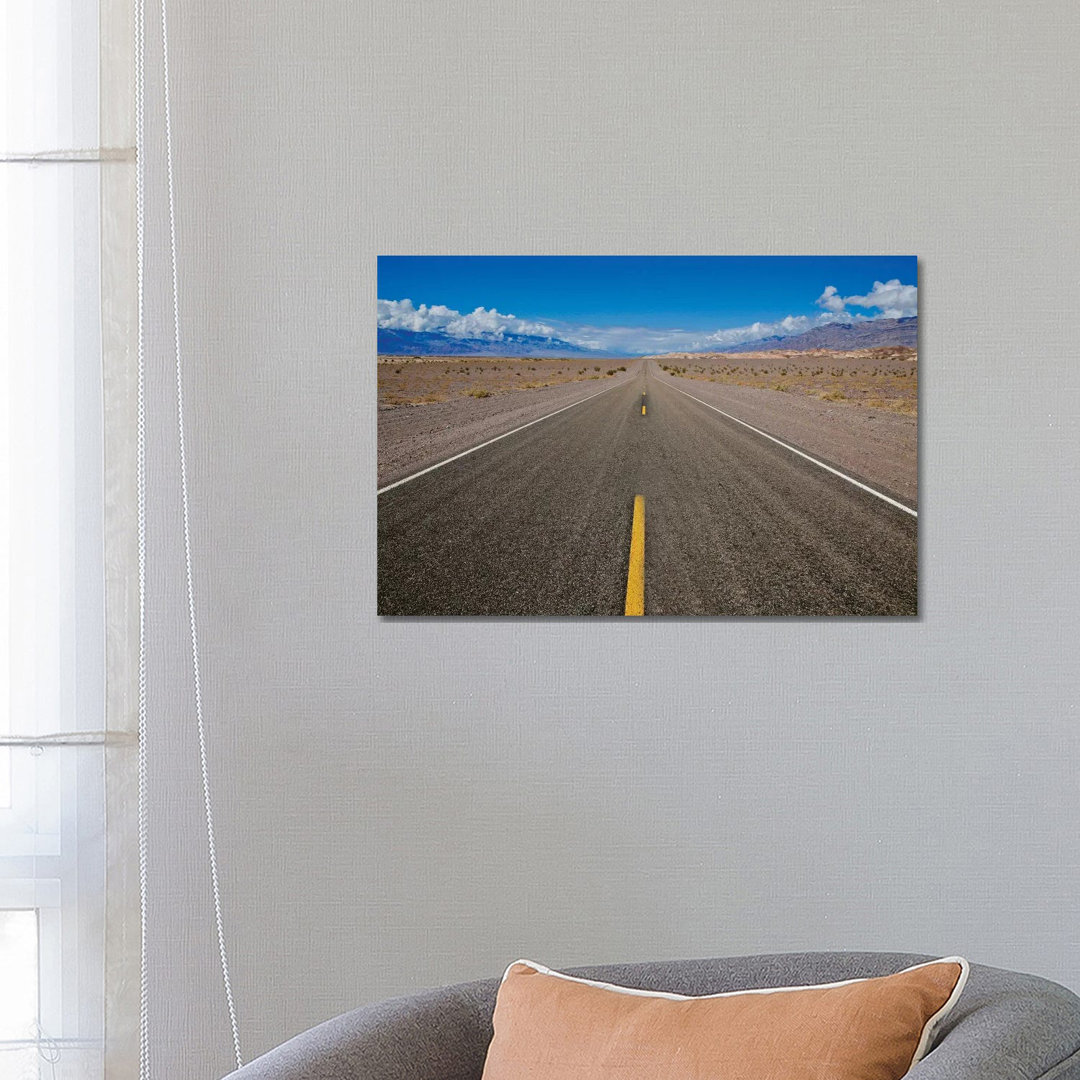 Death Valley Road To Nowhere von Susan Vizvary - Galerieverpackte Leinwand Giclée auf Leinwand ohne Rahmen