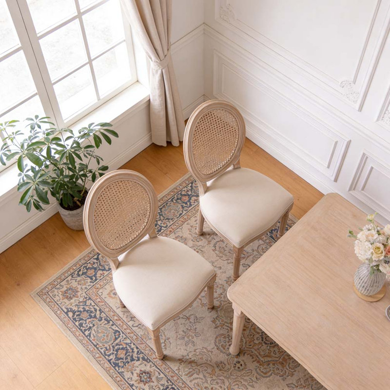 Chaise en bois massif à structure en lin et dossier en rotin