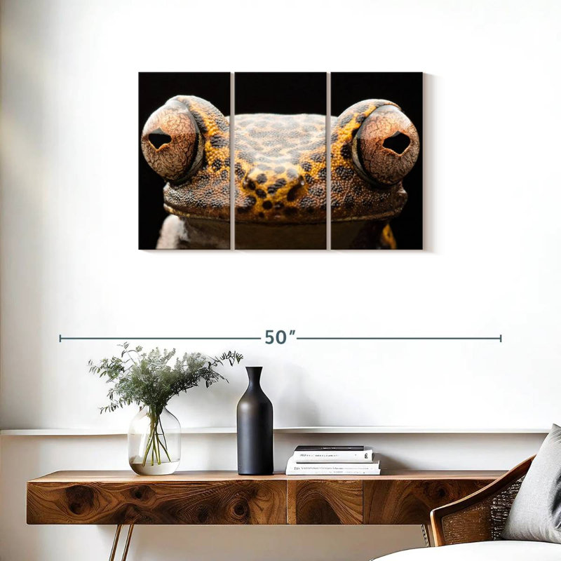 Brampt Tree Frog Eyes, 20" H x 33" W