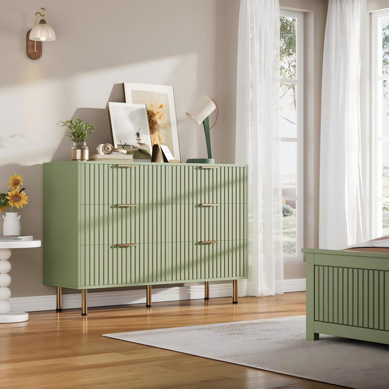 Commode 6 tiroirs cannelée en bois avec poignées en métal de 56 pouces de large et verte pour la chambre à coucher ou le salon