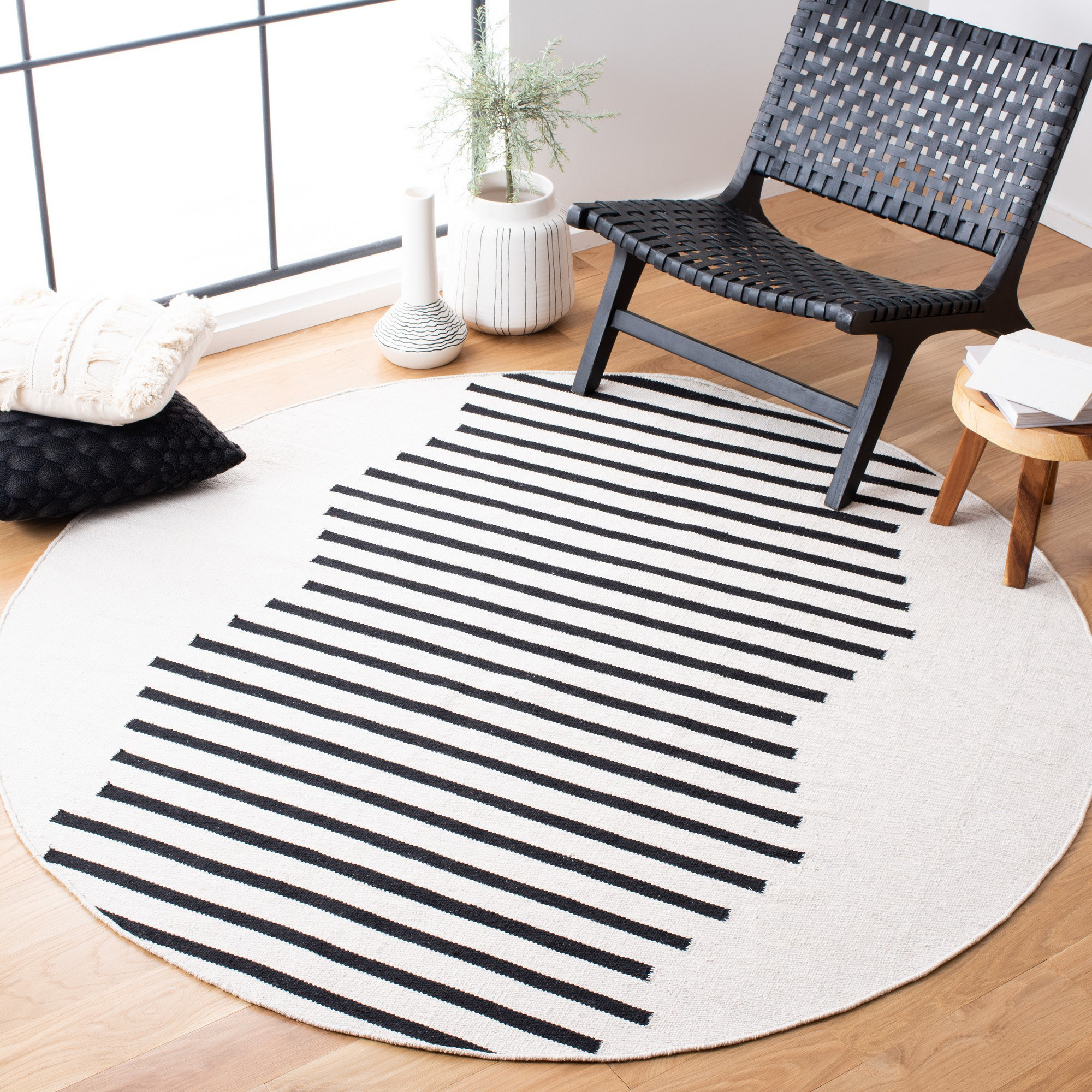 Mando Handmade Cotton Ivory/Black Rug, Round 6'