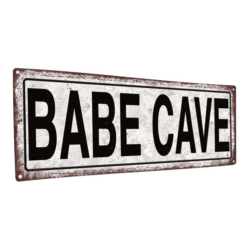 "Babe Cave" sur métal, H 5,75 po x l 15,5 po