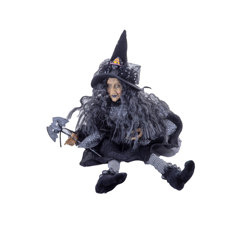 Adorable sorcière noire assise