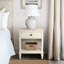 Crème antique, conception d'inspiration française, table de chevet, option de rangement ouvert, 1 tiroir, tablette, finition naturelle, détails en brosse métallique, tiroirs pleine extension, assemblage des pieds, placage de bois, contreplaqué, pieds solides-684133870