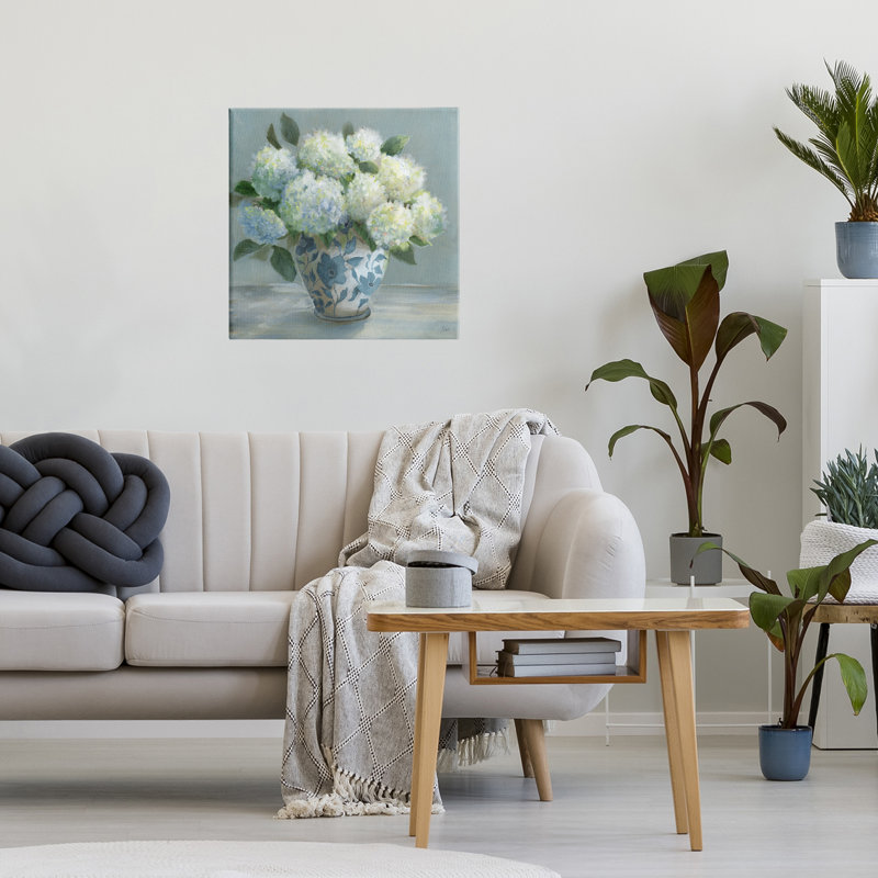 Hortensias dans un élégant vase en toile, design par Nan, H 17 po x l 17 po