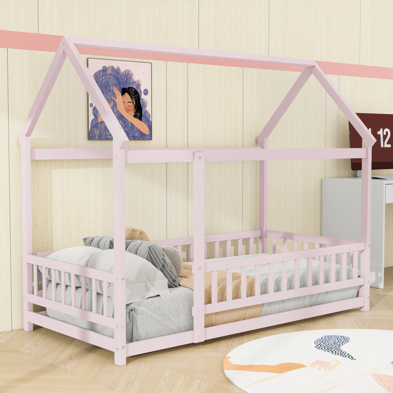 Lit simple au sol avec structure de toit en bois