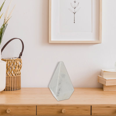 Décoration en forme de pyramide en marbre