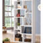 Bibliothèque blanche géométrique avec 8 tablettes ou plus, dos ouvert pour une présentation unique des pièces décoratives, rangement vertical de conception moderne dans les espaces de vie, empreinte compacte, comprend une protection contre le basculement,