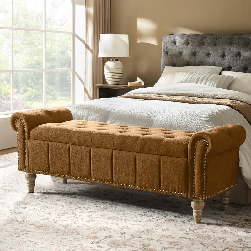 Banc de rangement traditionnel l 58,5 po Georgia avec pieds en bois massif et garniture cloutée Georgia, Doré