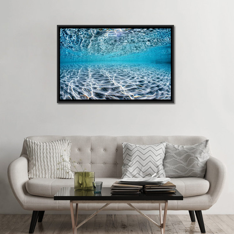 «Lightning Blue Hyams Beach» par Jordan Robins - reproduction de photo, H 32 po x l 48 po x 1,5 po, Toile avec cadre noir