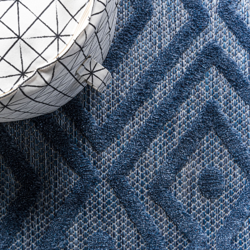 Tapis bleu marine intérieur / extérieur Fierros, Rectangle 5 pi 3 po x 7 pi 7 po