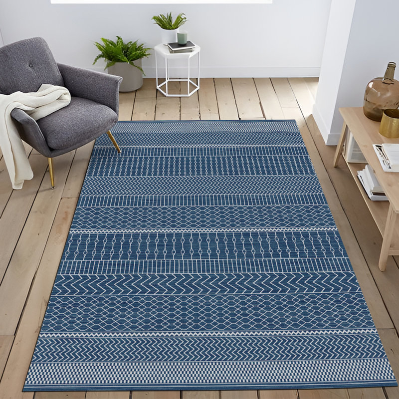 Tapis intérieur / extérieur bleu / blanc en polypropylène tissé à la machine Kiriti, Rectangle 5 pi 2 po x 8 pi 7 po