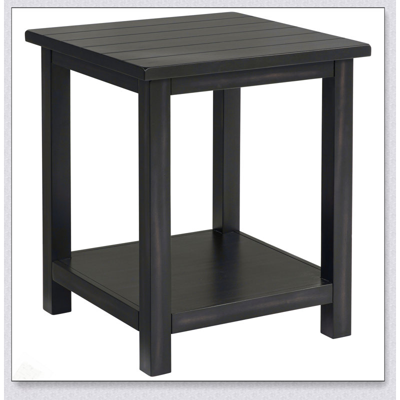 La table de bout Castleton en bois de Java vieilli avec tablette, pour un décor rustique et moderne, ajoute chaleur et fonctionnalité.