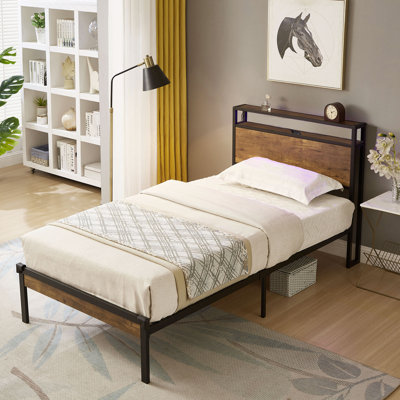 Structure de lit plateforme en métal avec tête et pied de lit en bois avec doublure USB, aucun sommier nécessaire, rangement sous le lit, assemblage facile