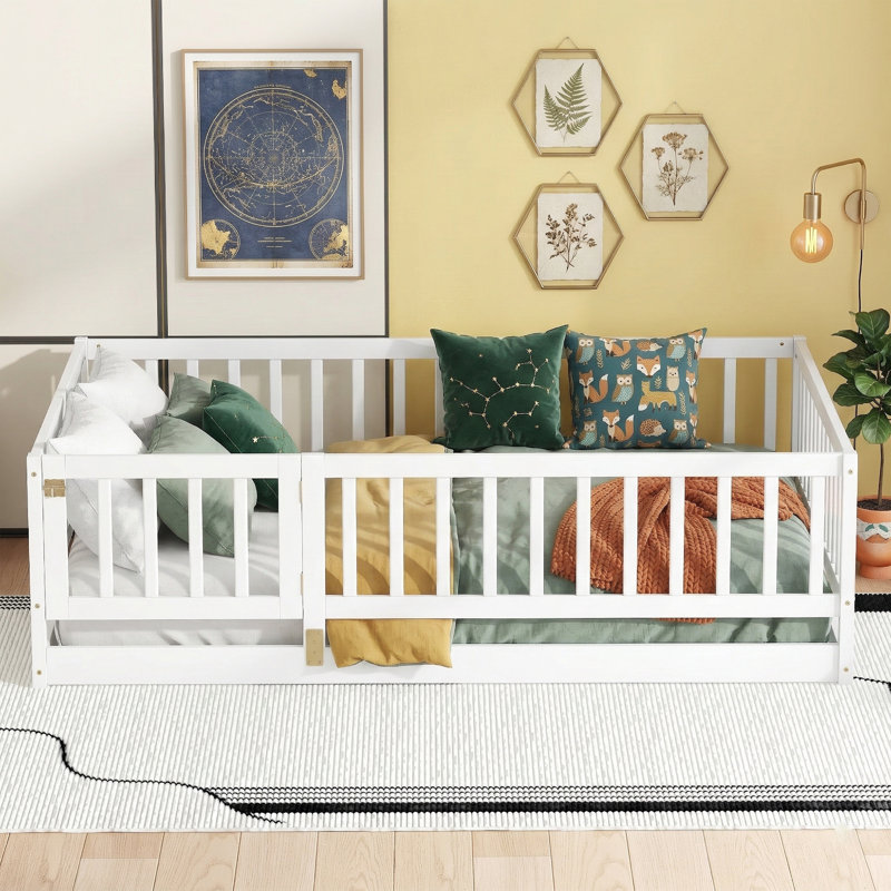 Lit de sol de 77,0 po de long avec clôture et porte Montessori - Cadre de lit pour tout-petit en bois massif avec lattes - Lit transitionnel sécuritaire - Blanc