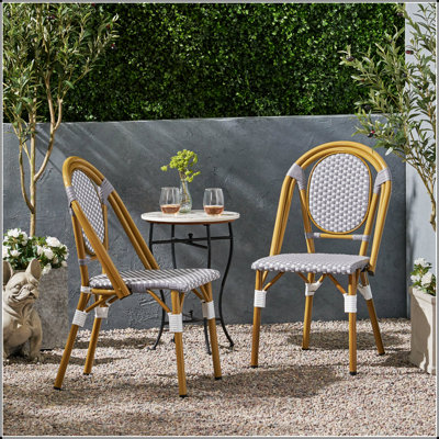 Chaises d'appoint d'inspiration bistro français avec structure en aluminium résistant à la rouille et rotin en polyéthylène, pour l'élégance et le confort en plein air.