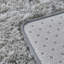 Tapis gris clair à poils longs-392077874