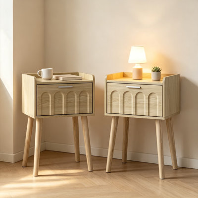 Ensemble de table de chevet Mid-Century avec porte arquée, pieds en bois massif, tables d'appoint à rebord surélevé pour la chambre à coucher et le salon, finition en bois naturel