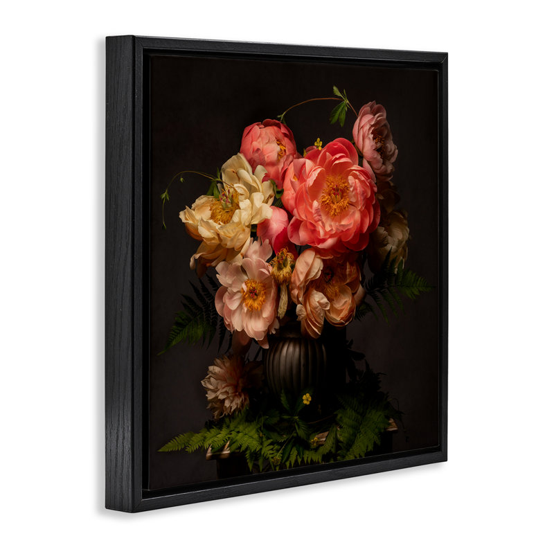 Peo et fougères, bouquet d'art sur toile flottant par Leah McLean, H 18 po x l 18 po, Cadre flottant noir de jais