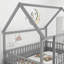 Lit double en bois gris avec toit de maison charmante et barrière de sécurité en bois