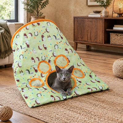 Du papier froissé et une balle en peluche transforment ce sac tunnel pour chat, idéal pour jouer à cache-cache, en un jouet interactif.