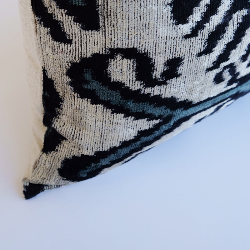 Coussin en soie Kara, 20" x 20", Black/White Abstract 3